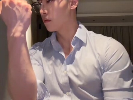 A guy served as his friend’s best man—his looks totally stole the show!