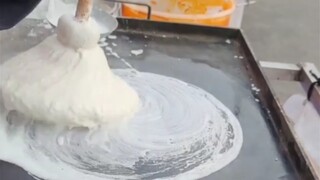 Warung makan pinggir jalan, pancake gulung yang dibuat menggunakan kepala pel, penuh dengan isian, r