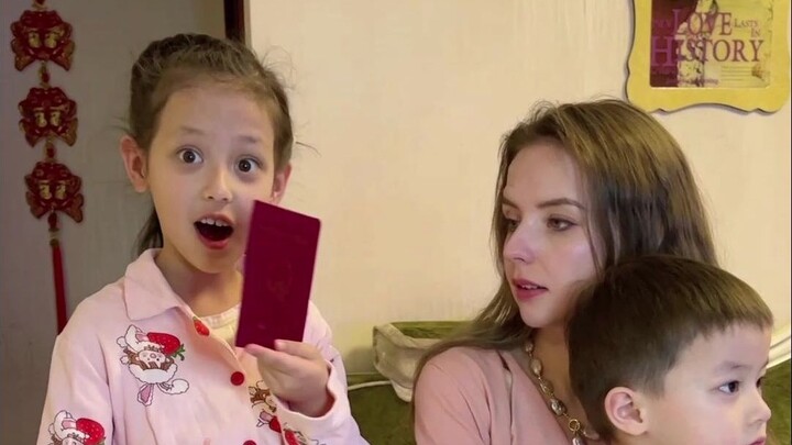 Why does the Chinese ID card of a foreign mom look different from mine?