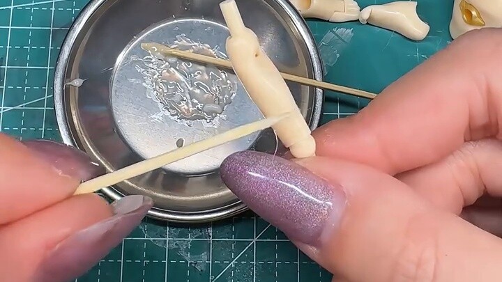 Một người mới đã thử xử lý liền mạch cô gái mecha Max Factory Sin GP-04 và sẽ thử phần sơn cô gái me