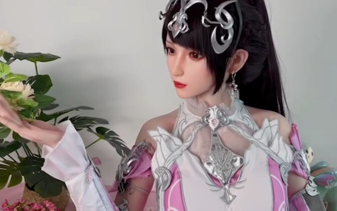 The large life-size figure cosplays Xiao Wu, it's still a little cute