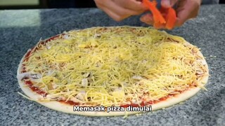 memasak pizza