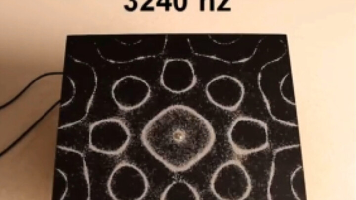 Điều gì sẽ xảy ra nếu rung muối ăn với các tần số khác nhau? Càng về sau càng ấn tượng hơn