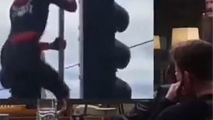 Tony: Steve đừng nhìn tôi, đâu phải do tôi dạy mà!