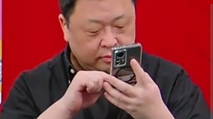 Luo Yonghao playing with Xiaomi phone