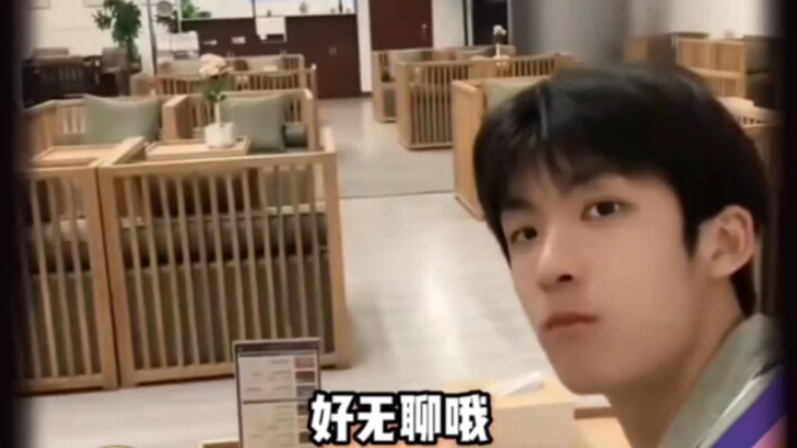 Ya ampun, baru kali ini dalam hidup aku lihat orang “mencari untung” dari kereta cepat!