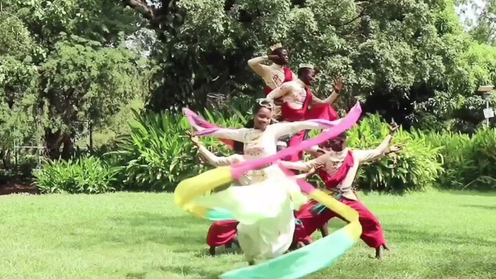 African students from Mali perform cover dance of "Dragon Gate King Kong"