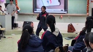 Pada pertemuan kelas Hari Tahun Baru, dia dengan kejam terjun ke dunia kedokteran