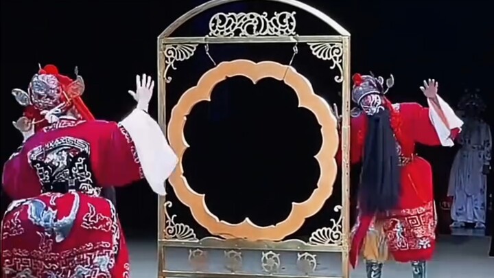 الأوبرا "تشونغ كوي الحقيقي والمزيف": يجب أن يحافظ الاثنان على نفس الحركات