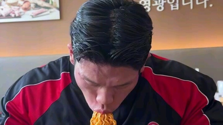 Has anyone ever been applauded while eating ramen? This is the first time I’ve encountered something