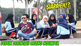 DUDUK DITENGAH-TENGAH ORANG LAGI NGUMPUL