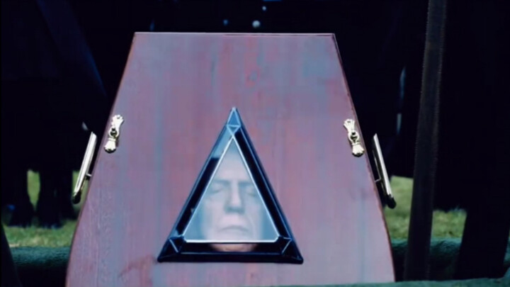 Để sau khi chết vẫn có thể nhìn thấy tài sản của mình, người đàn ông đã khoét một ô cửa nhỏ trên qua