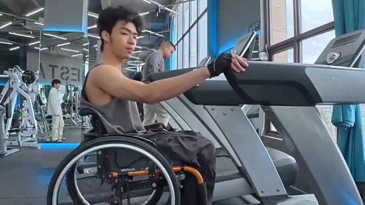 Man on a wheelchair runs on a treadmill, falls off, and still makes a “powerful comeback”