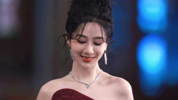 عندما تُطلَق قوة عدستها على السجادة الحمراء، تُحسم الجولة بقطع عرض أزياء يانغ تسي لـ GQ بشكل ساحق!