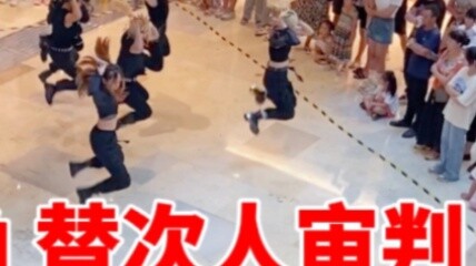 Saya belum pernah melihat ini sebelumnya! Saya melewati pusat perbelanjaan dan melihat seseorang men