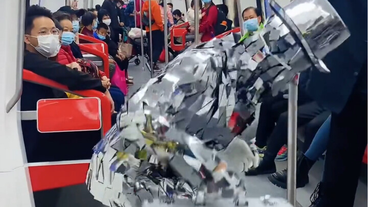 1. แค่นี้เหรอ? ลองสไลด์เข่าแบบไม่ใช้เท้าดูสิ! 2. สองเทพแห่งท่าสไปซ์สเต็ปจับมือกันเป็นดรีมทีม พร้อมสอ