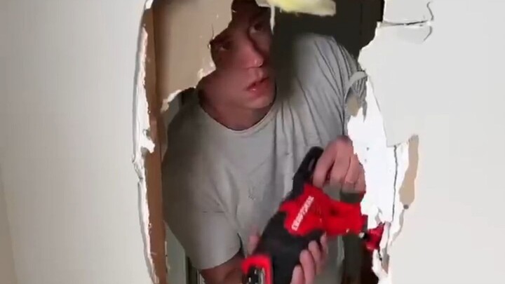 คุณพ่อทุบกำแพงเพื่อสร้างฐานลับให้ลูกสาว!