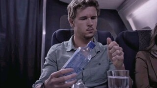 一名男士坐飞机时发现一件可怕的事