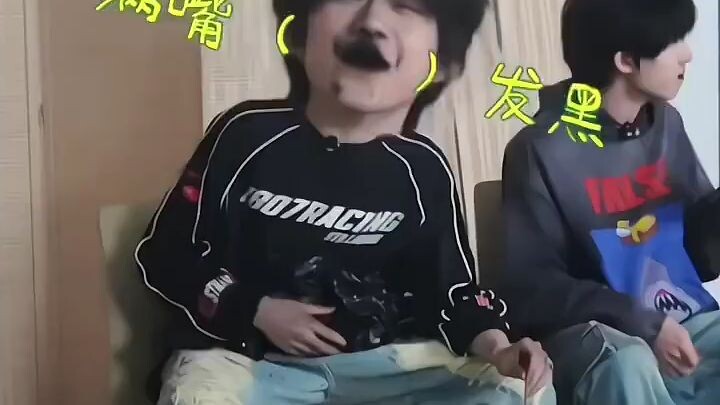 hahaha🤣,nhỏ heng có cái áo hình hài ghê á