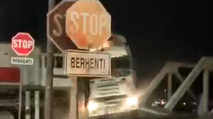 truck di tabrak kereta..di semarang