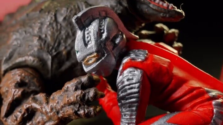 Unboxing an Ultraman antique egg: Have you ever seen a monster stranger than this? [It's not a toy!]