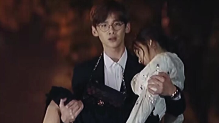 Bạch Kính Đình bế công chúa Thần mãi mãi