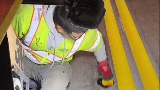 在公路上铺设“反光道钉”，没有技巧全靠配合~