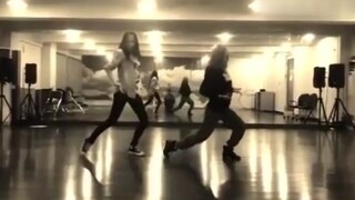 Sooyoung & Luna - Ruang Latihan Tari Duet (Dancing in the dark - Lady Gaga)