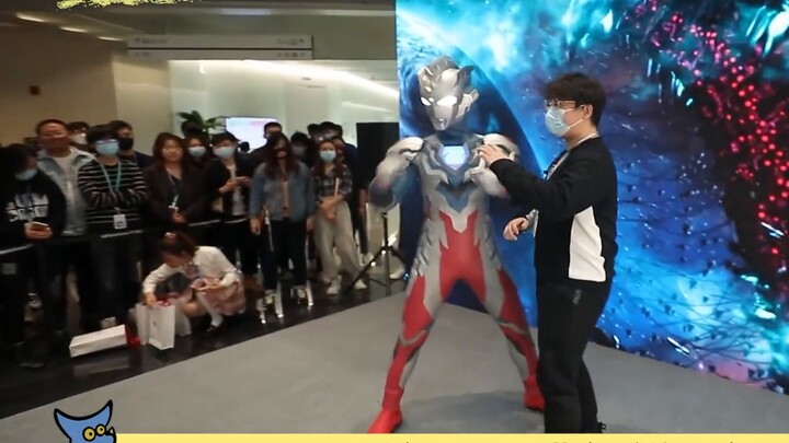 [Ultra Information Station] I high-fived the real Ultraman! We even took a photo together! So happy!