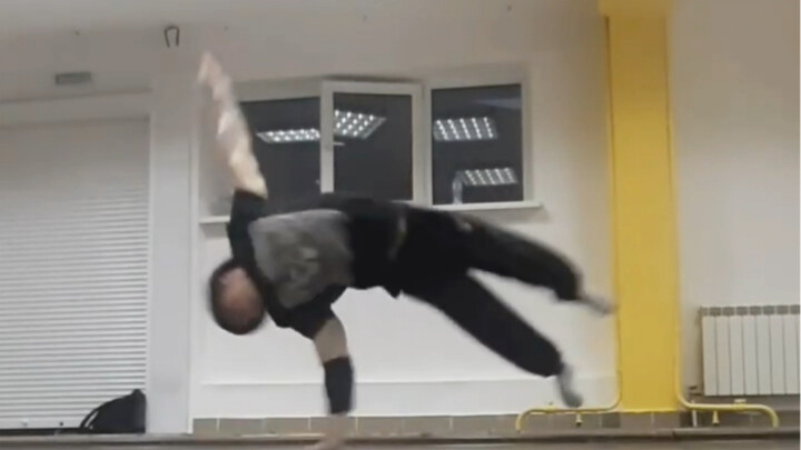 Vũ đạo đường phố đẳng cấp vương giả, cậu chàng này kiểm soát cơ thể đỉnh quá, như thể thoát khỏi lực