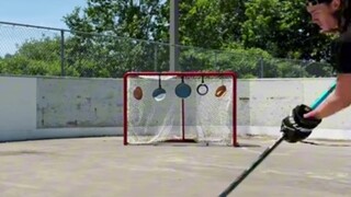 Pemain hoki es Zac Bell punya kontrol keping yang luar biasa. Untungnya, saya melihat di mana keping