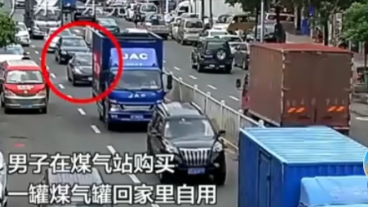 رجل يقود سيارته إلى محطة الغاز لشراء علبة غاز ويعود بها إلى المنزل للاستخدام الشخصي، ولم يكن ليتخيل 
