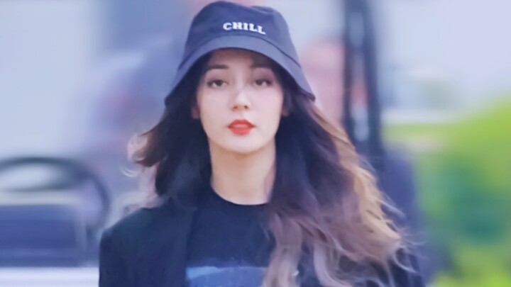 【Dilraba Dilmurat / Walking Kill】A true diva hits the streets! All bystanders, step aside! Beware—he