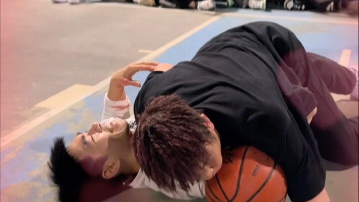 Cậu đè tôi hai ba năm, tôi đè lại cậu một cái có gì quá đáng đâu?