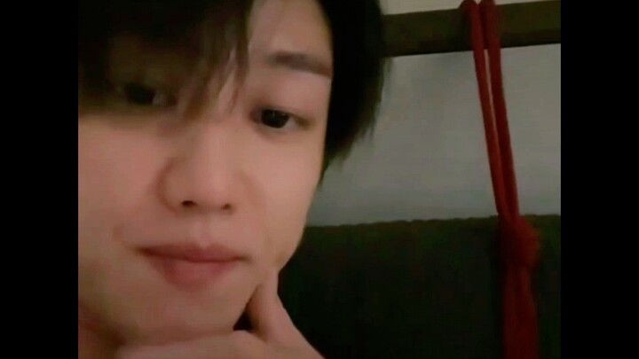Penggemar: Kamu buta ya? Xu Minghao: ??... Lagi-lagi ketawa di live stream si Kakak hhhhhh
