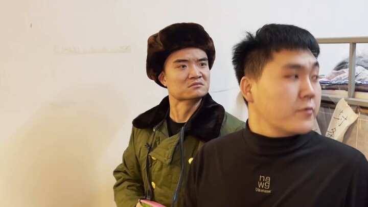 Kenapa kamu sangat mirip tentara boneka!