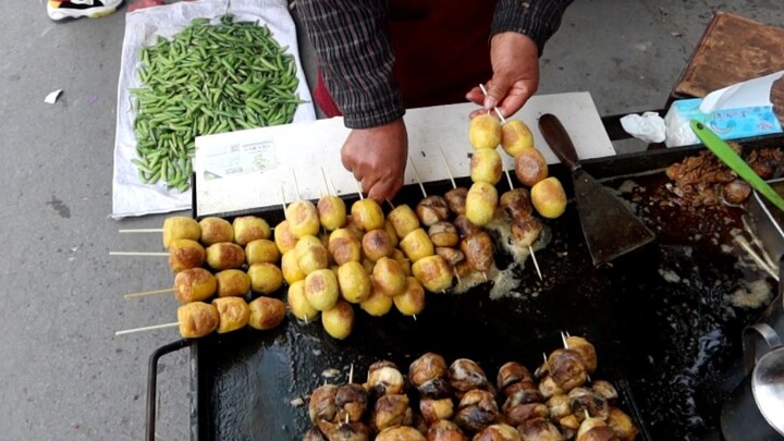 Đặc sản vỉa hè Cố Thủy, Hà Nam: “Trứng quên” và “trứng lông” chỉ 3 nhân dân tệ một xiên, cô bán hàng