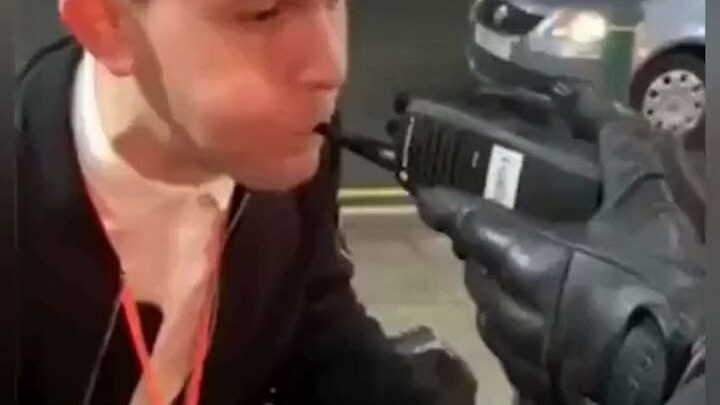 Cara paling langsung untuk memeriksa apakah seseorang sudah minum alkohol!!!