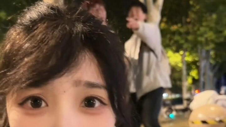 Nhanh đi mua nước ngọt cho thằng ngốc đi!