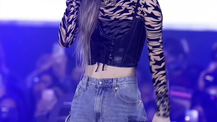 There are many heavenly voices in KPOP, but Dongdong has a unique one all his own! #WatchTheLiveWith