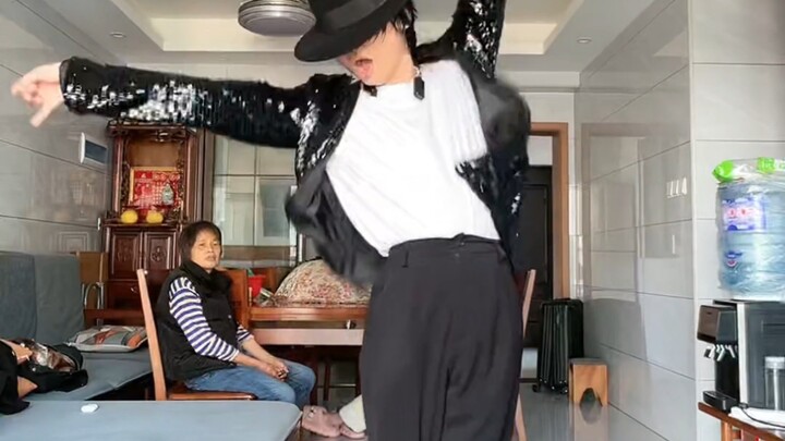 Menari Michael Jackson di depan Ibu! Kira-kira apa reaksi Ibu?