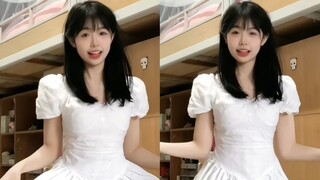 Suka sekali gaun putih kecilnya~
