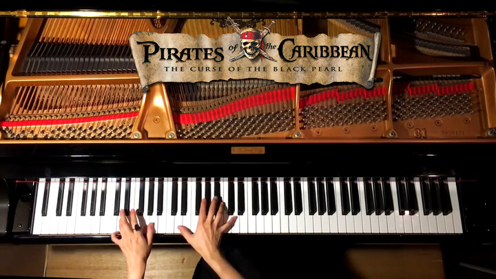 Cô gái cover "He's a Pirate" bằng đàn piano