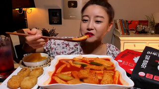 [Makanan] Dorothy Makan Tteokbokki Pedas, Pencinta Pedas Pasti Suka!