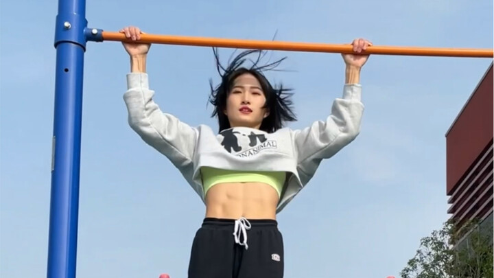 Female college students challenge the soldier's ten-level horizontal bar