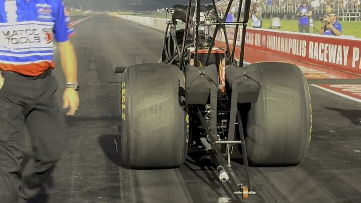 Balap akselerasi lurus Top Fuel, hanya butuh 3 detik untuk berakselerasi dari diam hingga melebihi 5