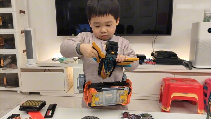 The youngest Bandai quality inspector is online, and the Kamen Rider Steel Gochard DX ten-train link