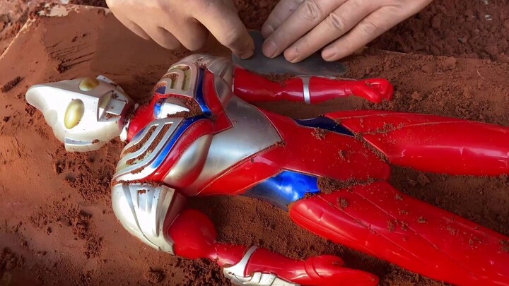 The stuttering uncle from the countryside makes a super-large version of Ultraman, which weighs 10 k