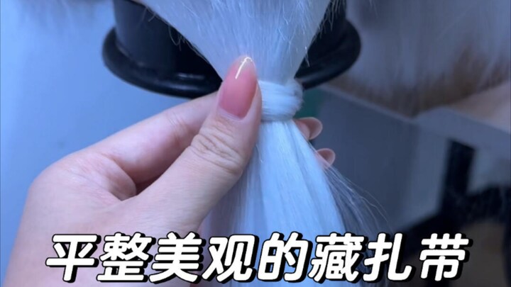 Tips kecil menyembunyikan ikat rambut saat mengikat rambut ekor kuda!