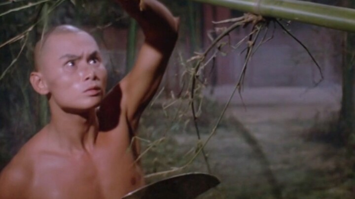 The monk unexpectedly mastered the three-section staff technique using bamboo.